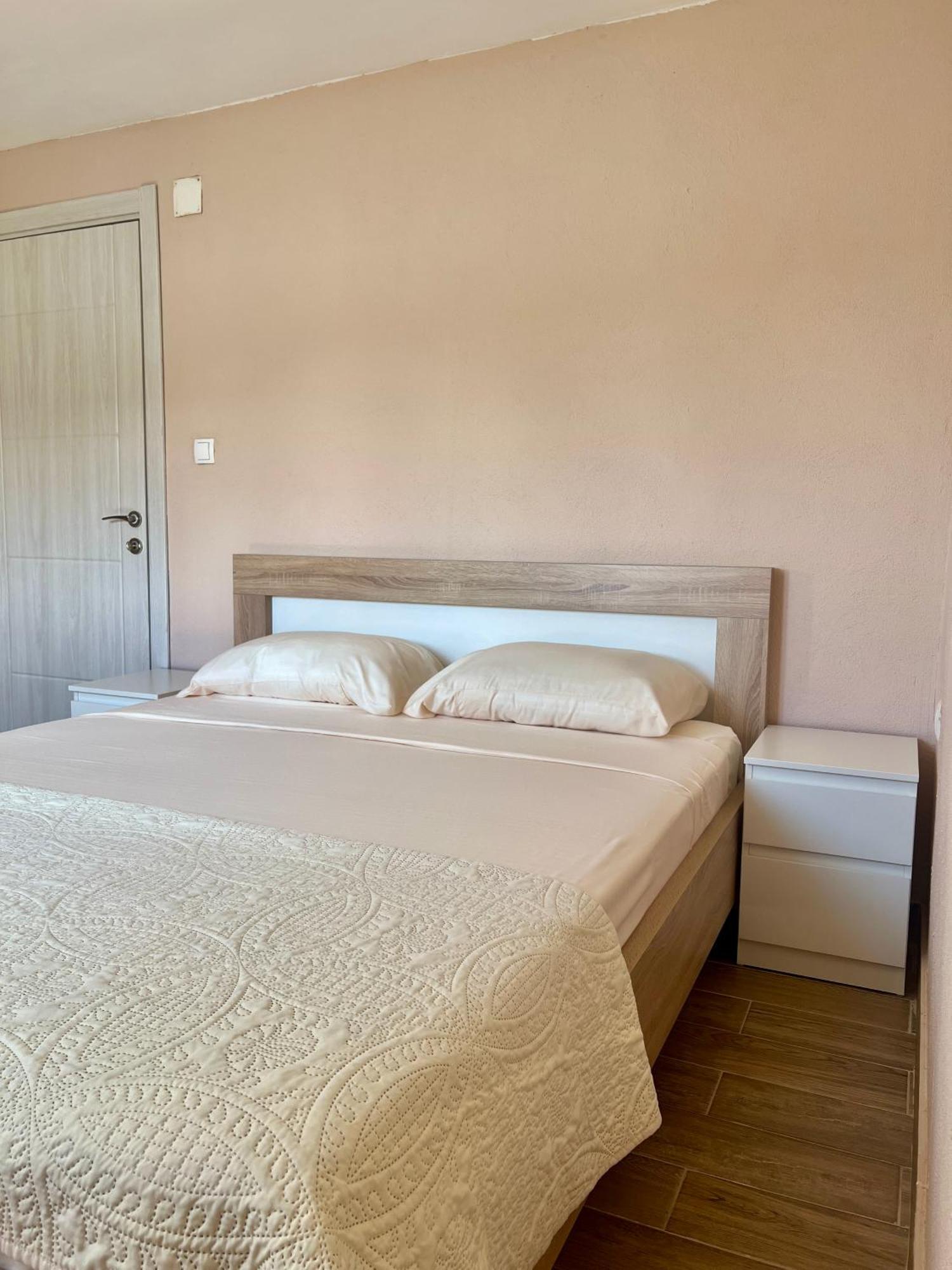 Lakeside Harmony Apartment Golubovci Bagian luar foto