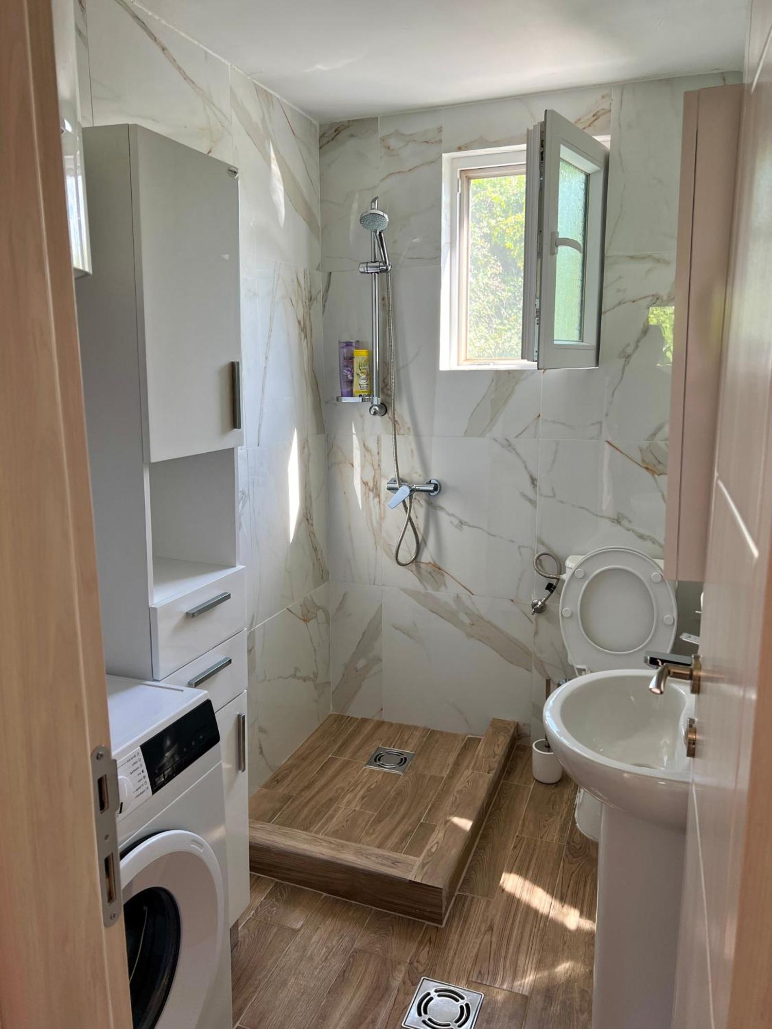 Lakeside Harmony Apartment Golubovci Bagian luar foto